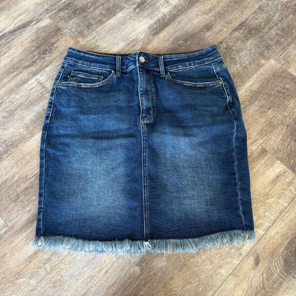 Like new! Judy Blue CAROLYNN HIGH RISE DENIM SKIRT with Frayed Hem - Picture 4 of 11